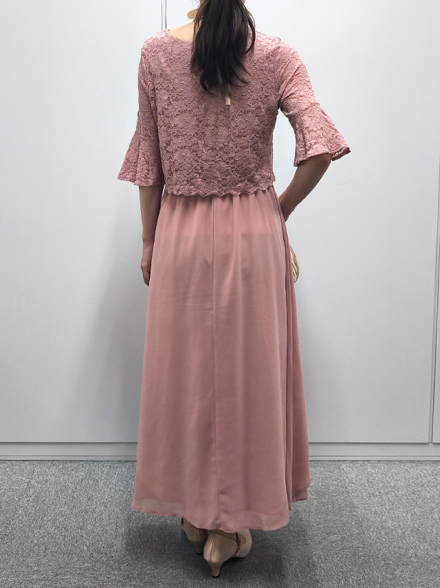 159cmスタッフMizuが着用するシフォンスカート半袖フレアレーススリーブロングパーティードレス 結婚式 二次会(ピンク)のバック画像
