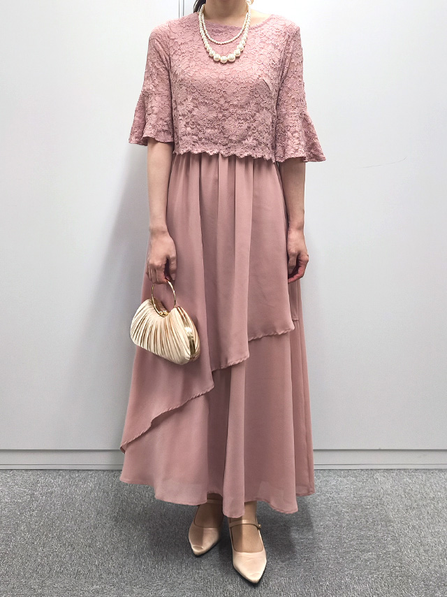 159cmスタッフMizuが着用するシフォンスカート半袖フレアレーススリーブロングパーティードレス 結婚式 二次会(ピンク)のフロント画像