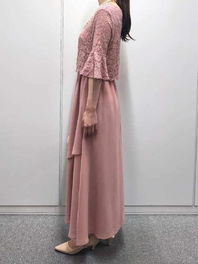 159cmスタッフMizuが着用するシフォンスカート半袖フレアレーススリーブロングパーティードレス 結婚式 二次会(ピンク)のサイド画像