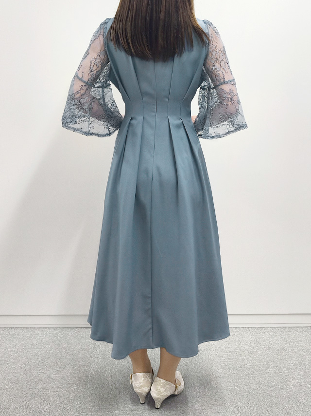 159cmスタッフMizuが着用するレースフレア半袖タックウエストマークVネックパーティードレス 結婚式 二次会(ダスティブルー)のバック画像