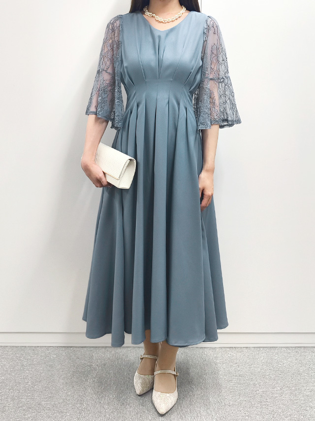 159cmスタッフMizuが着用するレースフレア半袖タックウエストマークVネックパーティードレス 結婚式 二次会(ダスティブルー)のフロント画像