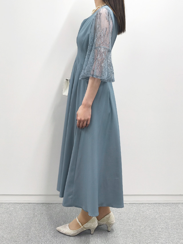 159cmスタッフMizuが着用するレースフレア半袖タックウエストマークVネックパーティードレス 結婚式 二次会(ダスティブルー)のサイド画像