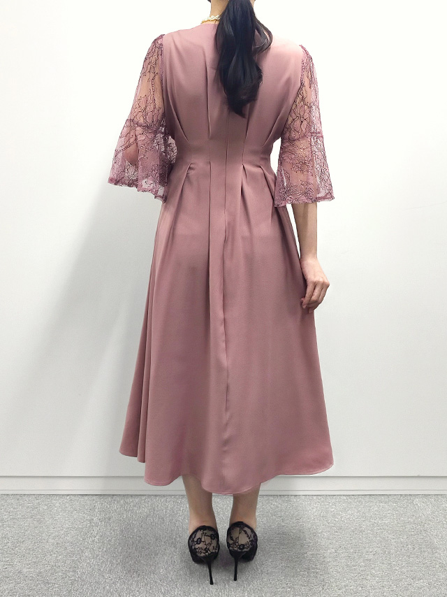 164cmスタッフkanaが着用するレースフレア半袖タックウエストマークVネックパーティードレス 結婚式 二次会(ダスティピンク)のバック画像
