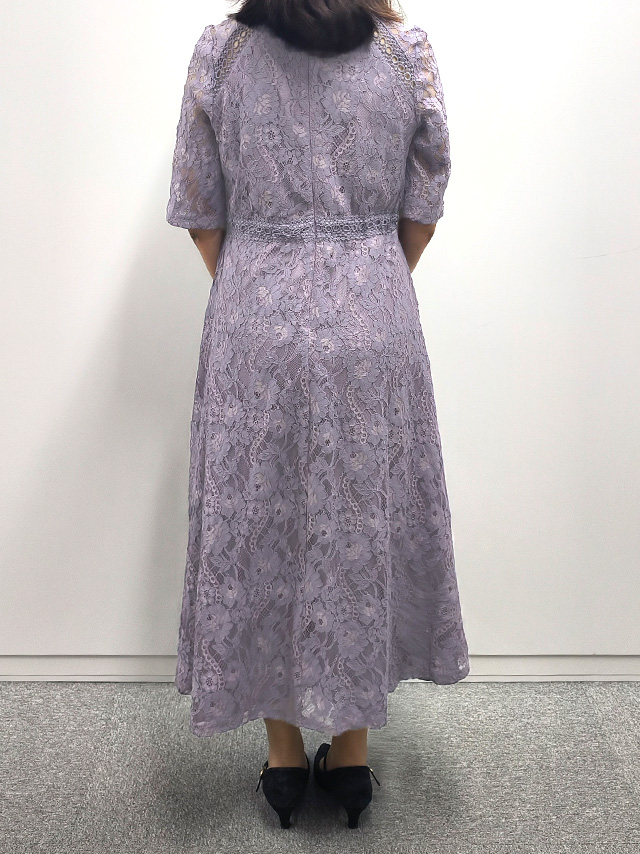 159cmスタッフRinが着用するハシゴレース切り替え総レースロング丈ワンピースドレスのバック画像