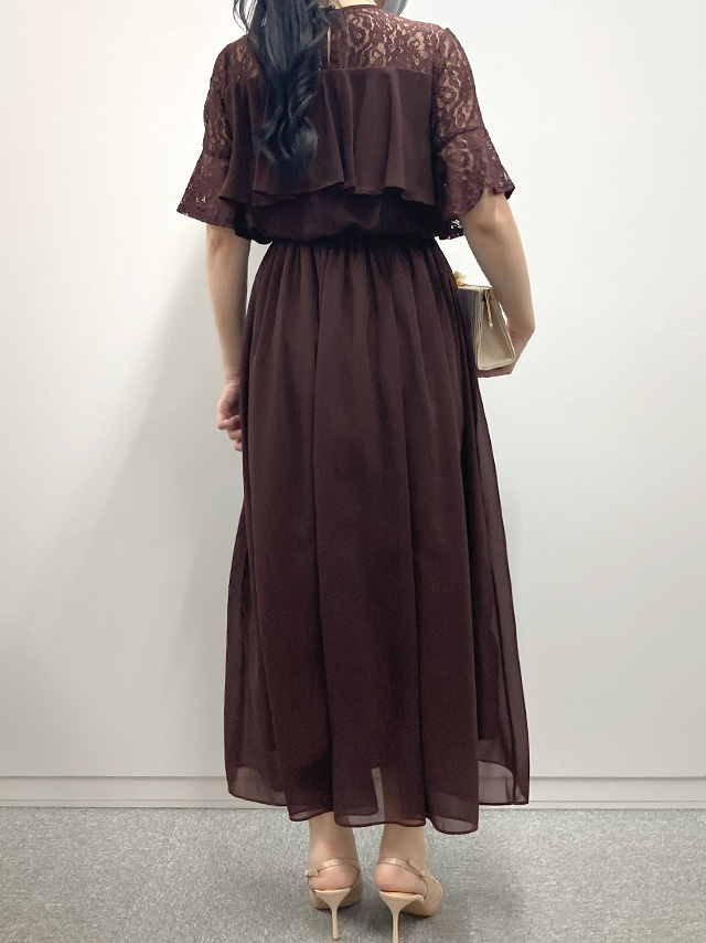164cmスタッフKが着用するラメなし胸元フリルレースロングパーティードレス(ブラウン)のバック画像