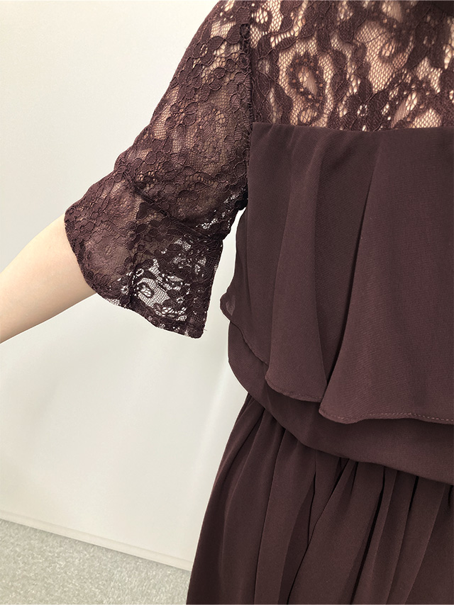 164cmスタッフKが着用するラメなし胸元フリルレースロングパーティードレス(ブラウン)のディティール 袖部分のレースアップ画像