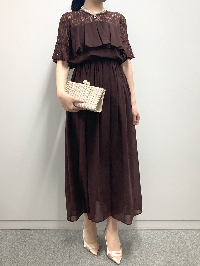 164cmスタッフKが着用するラメなし胸元フリルレースロングパーティードレス(ブラウン)のフロント画像