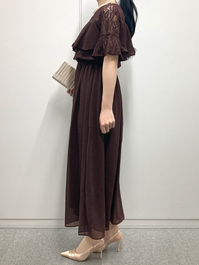 164cmスタッフKが着用するラメなし胸元フリルレースロングパーティードレス(ブラウン)のサイド画像