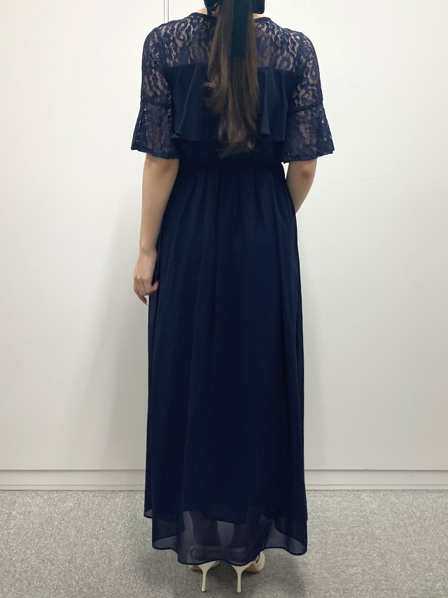 155cmスタッフIが着用するラメなし胸元フリルレースロングパーティードレス(ネイビー)のバック画像