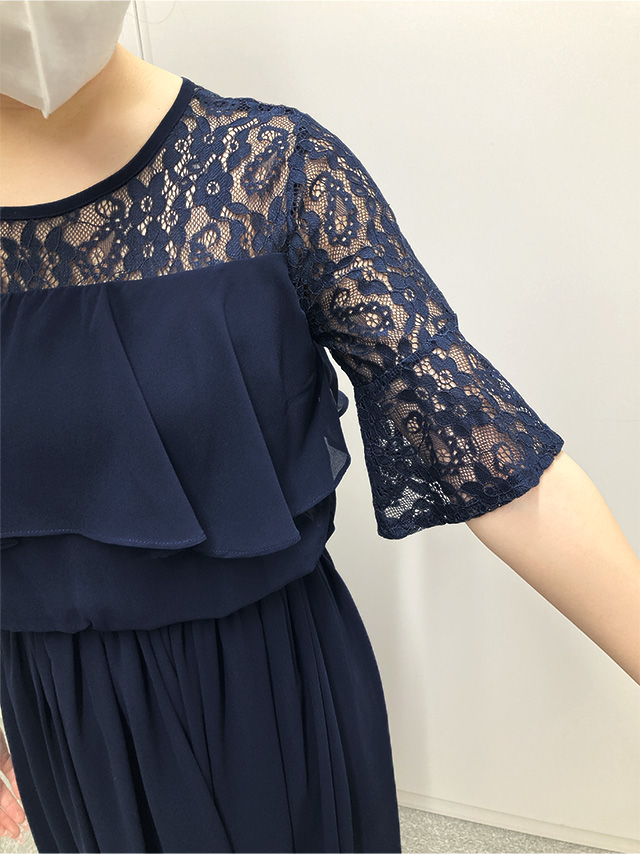 155cmスタッフIが着用するラメなし胸元フリルレースロングパーティードレス(ネイビー)のディティール 袖部分のレースアップ画像