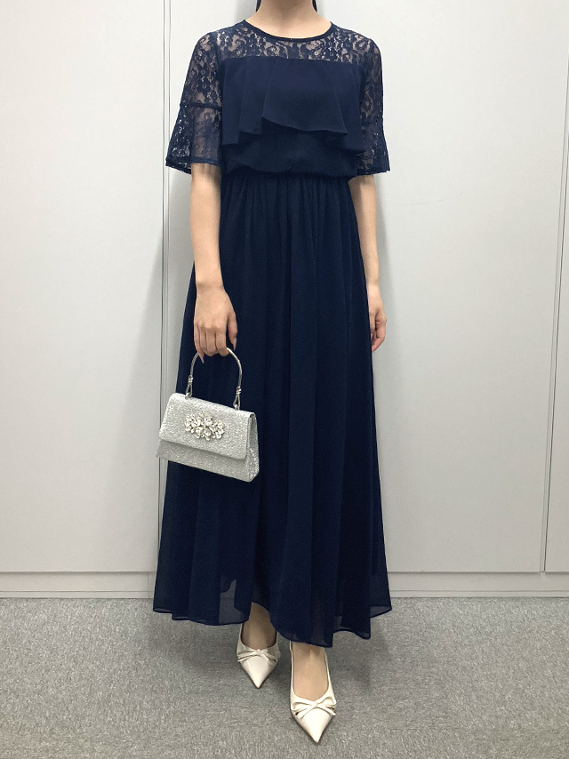 155cmスタッフIが着用するラメなし胸元フリルレースロングパーティードレス(ネイビー)のフロント画像