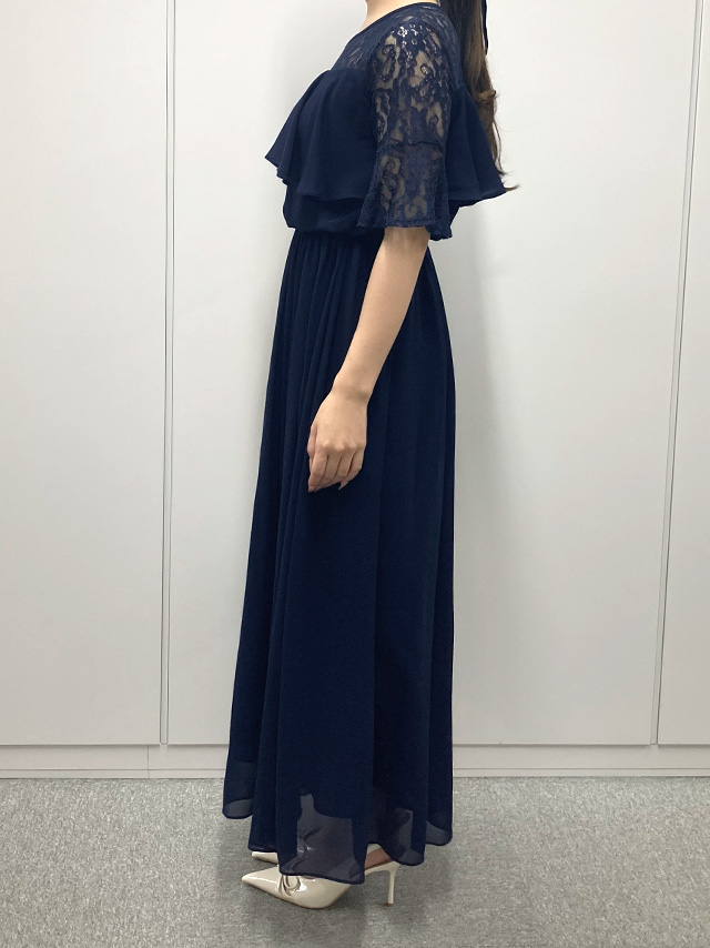 155cmスタッフIが着用するラメなし胸元フリルレースロングパーティードレス(ネイビー)のサイド画像