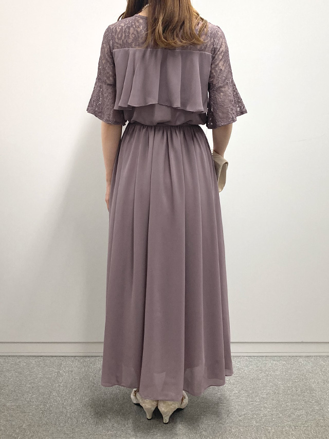 159cmスタッフAが着用するラメなし胸元フリルレースロングパーティードレス(パープル)のバック画像