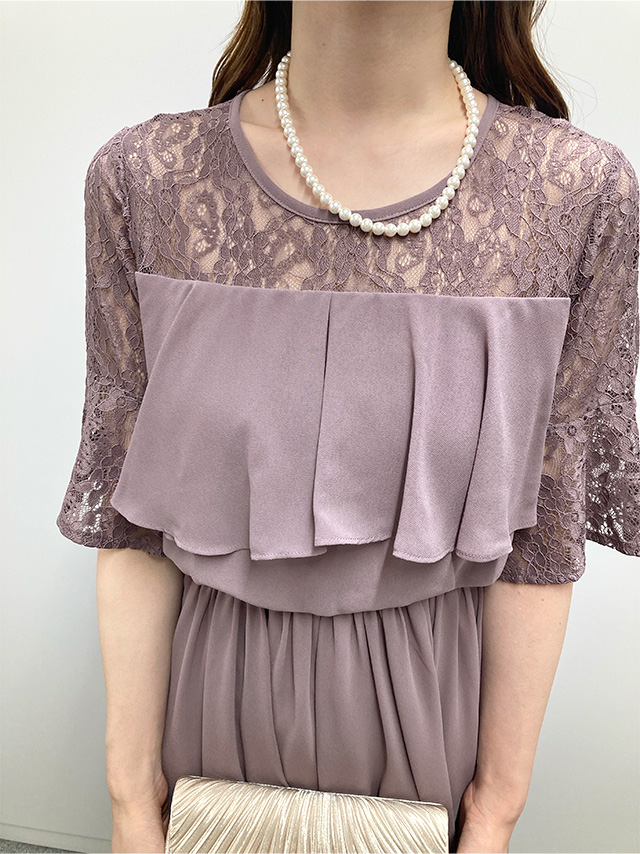 159cmスタッフAが着用するラメなし胸元フリルレースロングパーティードレス(パープル)のディティール1 胸元フリルアップ画像