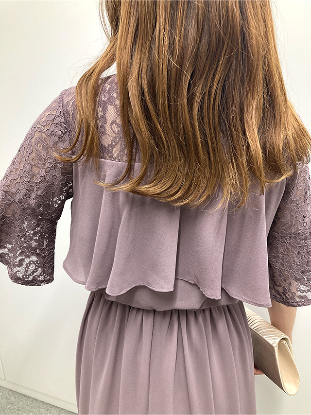 159cmスタッフAが着用するラメなし胸元フリルレースロングパーティードレス(パープル)のディティール2 背中フリルアップ画像