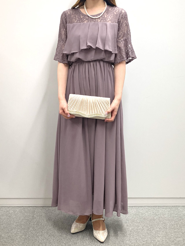 159cmスタッフAが着用するラメなし胸元フリルレースロングパーティードレス(パープル)のフロント画像