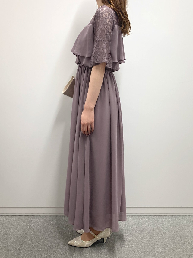 159cmスタッフAが着用するラメなし胸元フリルレースロングパーティードレス(パープル)のサイド画像