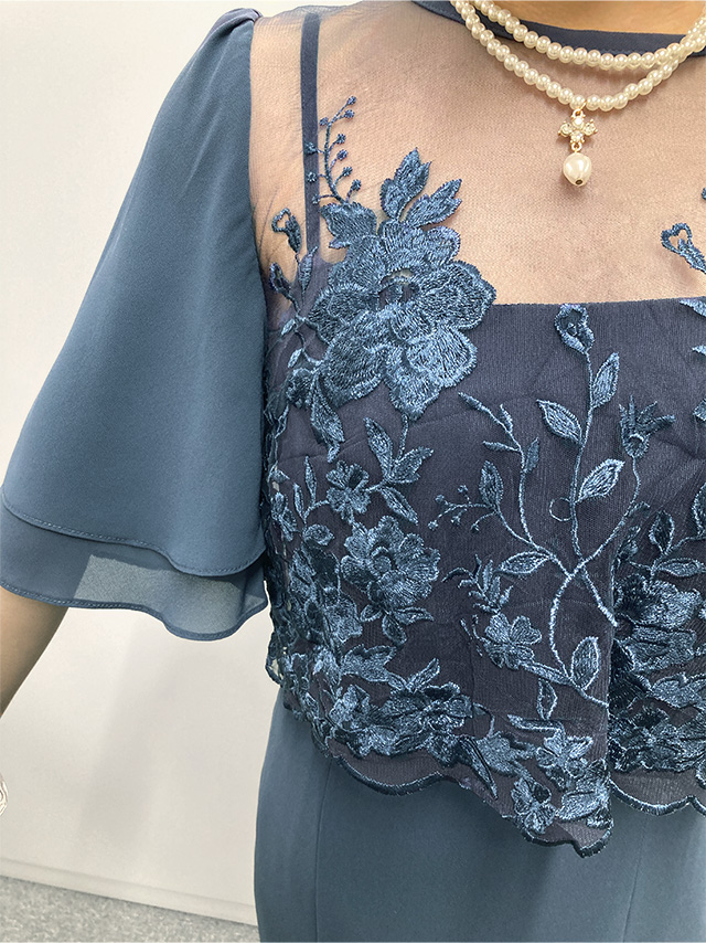 155cmスタッフmarieが着用するフラワー刺繍シフォンセミマーメイドワンピースパーティードレス(ブルー)のディティール画像1