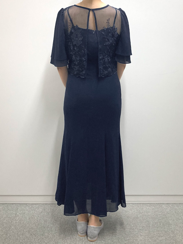 159cmスタッフRinが着用するフラワー刺繍シフォンセミマーメイドワンピースパーティードレス(ネイビー)のバック画像