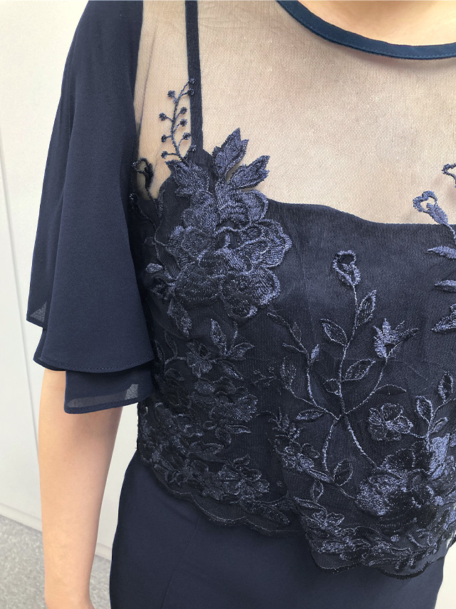 159cmスタッフRinが着用するフラワー刺繍シフォンセミマーメイドワンピースパーティードレス(ネイビー)のディティール 胸元アップ画像