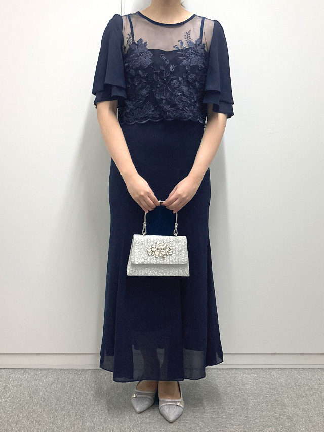 159cmスタッフRinが着用するフラワー刺繍シフォンセミマーメイドワンピースパーティードレス(ネイビー)のフロント画像