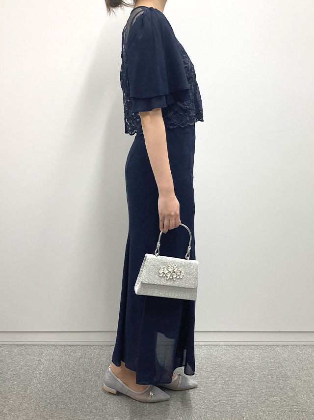 159cmスタッフRinが着用するフラワー刺繍シフォンセミマーメイドワンピースパーティードレス(ネイビー)のサイド画像