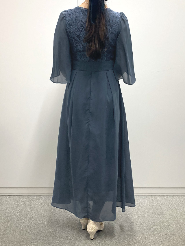 155cmスタッフmarieが着用するリボン切り替え半袖チューリップスリーブフレアパーティードレス 結婚式 大きいサイズ(ブルー)のバック画像