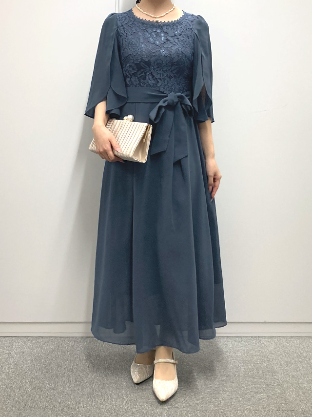 155cmスタッフmarieが着用するリボン切り替え半袖チューリップスリーブフレアパーティードレス 結婚式 大きいサイズ(ブルー)のフロント画像