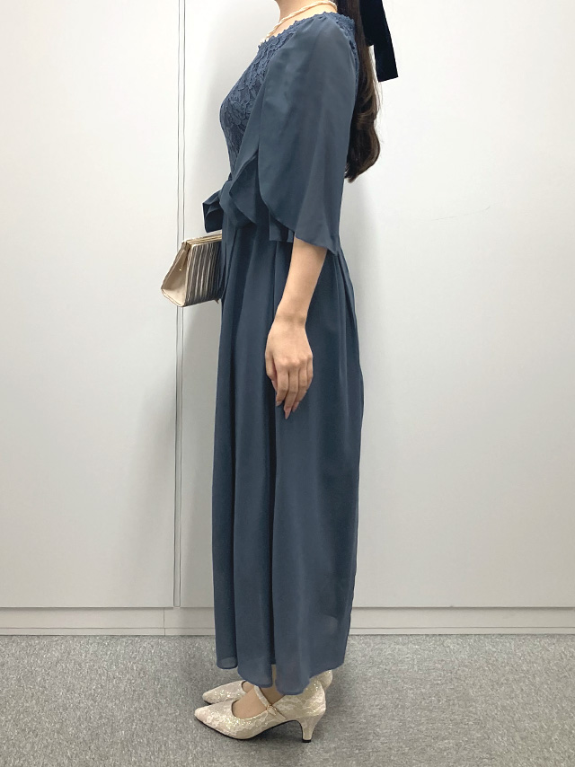 155cmスタッフmarieが着用するリボン切り替え半袖チューリップスリーブフレアパーティードレス 結婚式 大きいサイズ(ブルー)のサイド画像