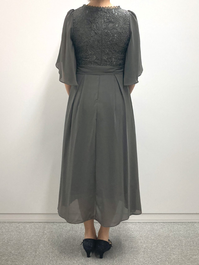 159cmスタッフRinが着用するリボン切り替え半袖チューリップスリーブフレアパーティードレス 結婚式 大きいサイズ(モスグレー)のバック画像