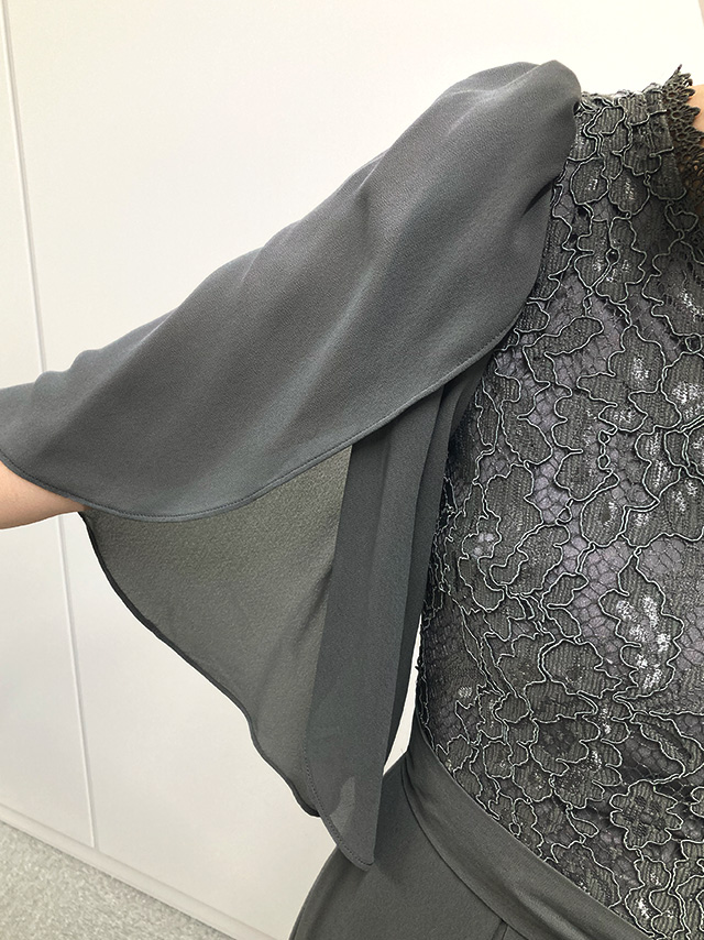 159cmスタッフRinが着用するリボン切り替え半袖チューリップスリーブフレアパーティードレス 結婚式 大きいサイズ(モスグレー)のディティール 袖アップ画像