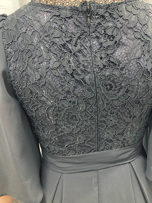 159cmスタッフRinが着用するリボン切り替え半袖チューリップスリーブフレアパーティードレス 結婚式 大きいサイズ(モスグレー)のディティール 背中アップ画像