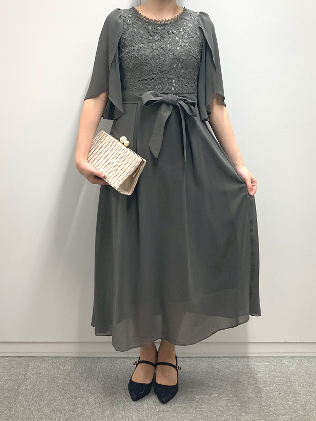 159cmスタッフRinが着用するリボン切り替え半袖チューリップスリーブフレアパーティードレス 結婚式 大きいサイズ(モスグレー)のフロント画像