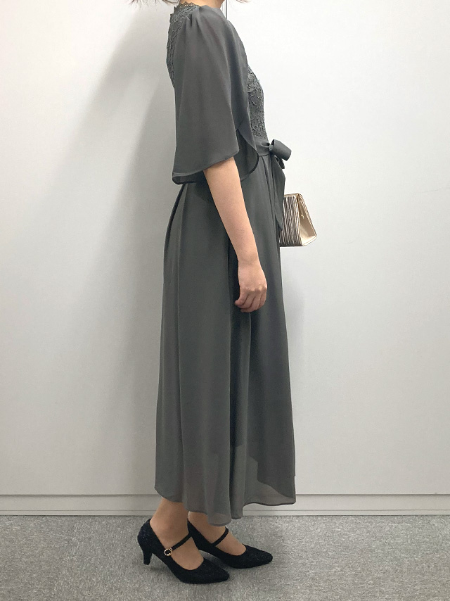 159cmスタッフRinが着用するリボン切り替え半袖チューリップスリーブフレアパーティードレス 結婚式 大きいサイズ(モスグレー)のサイド画像