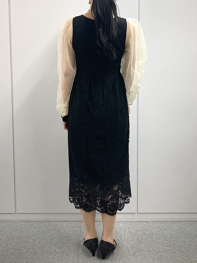 164cmスタッフKが着用するバイカラーシースルーパフスリーブパーティードレス(ブラック)のバック画像