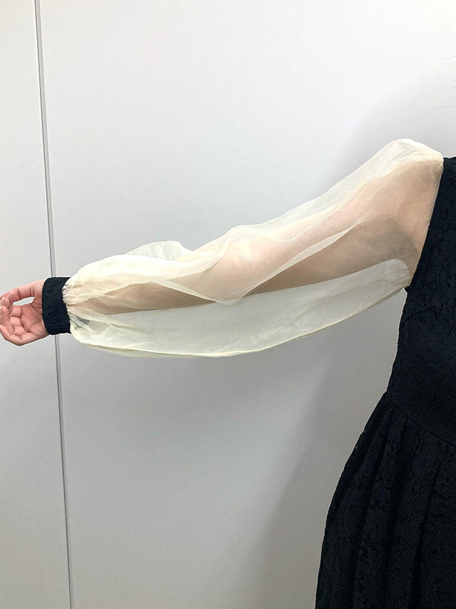 164cmスタッフKが着用するバイカラーシースルーパフスリーブパーティードレス(ブラック)のディティール 袖部分アップ画像