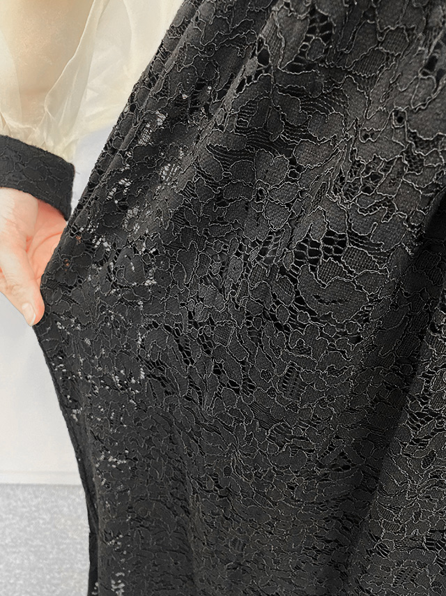 164cmスタッフKが着用するバイカラーシースルーパフスリーブパーティードレス(ブラック)のディティール レース部分アップ画像