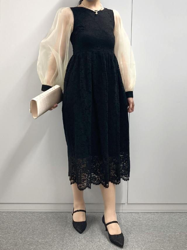 164cmスタッフKが着用するバイカラーシースルーパフスリーブパーティードレス(ブラック)のフロント画像