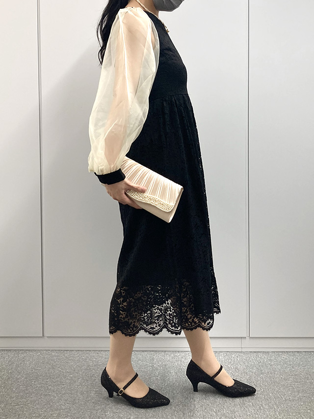 164cmスタッフKが着用するバイカラーシースルーパフスリーブパーティードレス(ブラック)のサイド画像