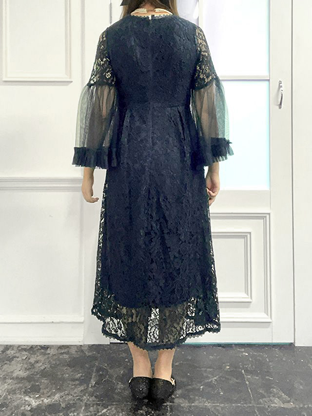 身長159cmスタッフRinが着用するボリュームフレアベルスリーブ総レースロング丈ワンピースパーティードレス(ネイビー)のバック画像