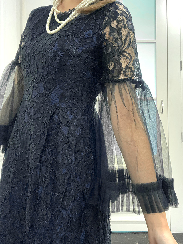 身長159cmスタッフRinが着用するボリュームフレアベルスリーブ総レースロング丈ワンピースパーティードレス(ネイビー)のディティール 袖透け感アップ画像