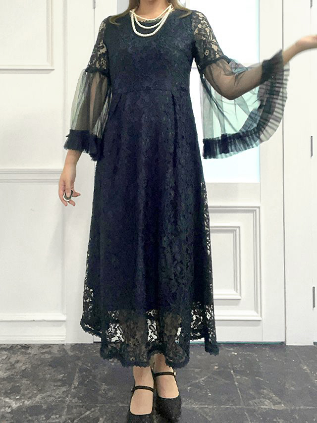 身長159cmスタッフRinが着用するボリュームフレアベルスリーブ総レースロング丈ワンピースパーティードレス(ネイビー)のフロント画像