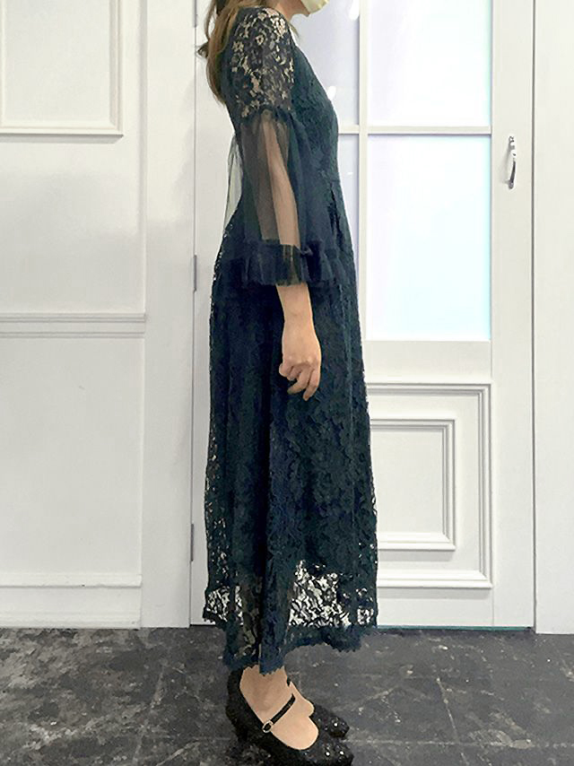 身長159cmスタッフRinが着用するボリュームフレアベルスリーブ総レースロング丈ワンピースパーティードレス(ネイビー)のサイド画像