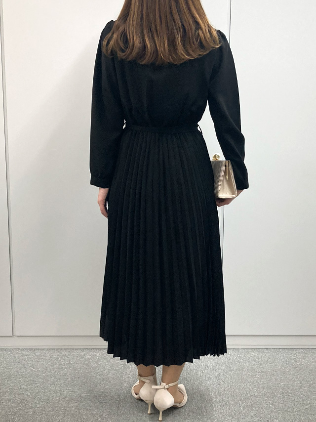 159cmスタッフによる長袖スタンドネックプリーツロングワンピースドレスのバック画像