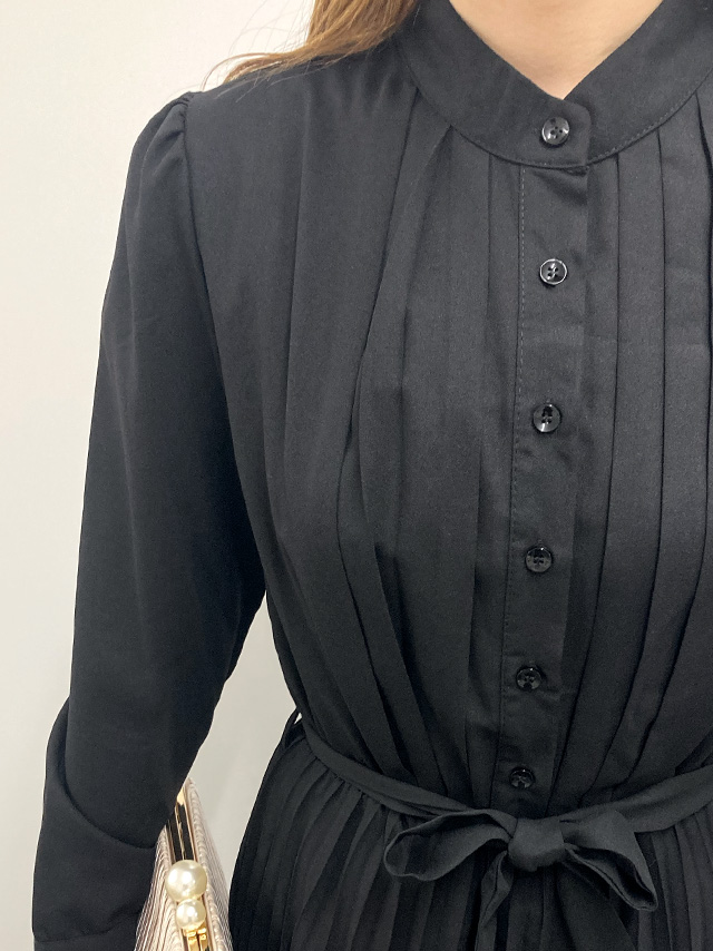 159cmスタッフによる長袖スタンドネックプリーツロングワンピースドレスのディティール画像1