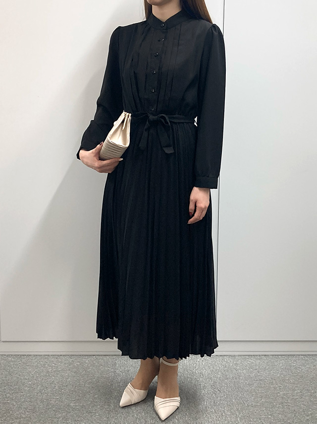 159cmスタッフによる長袖スタンドネックプリーツロングワンピースドレスのフロント画像