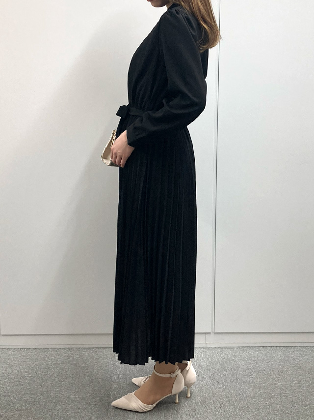 159cmスタッフによる長袖スタンドネックプリーツロングワンピースドレスのサイド画像