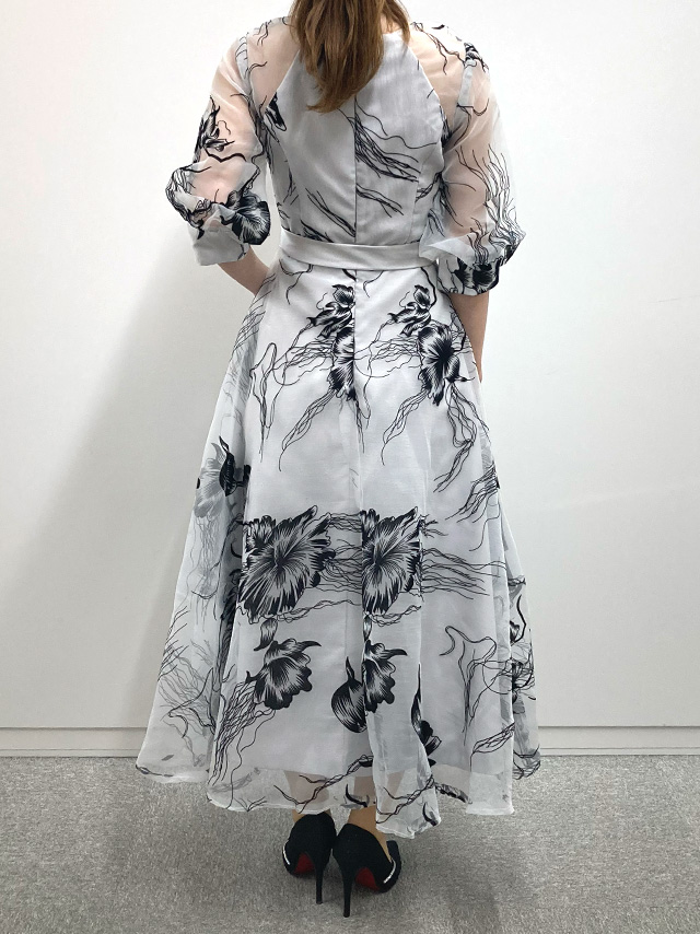 身長159cmスタッフMizuが着用するモノトーンフラワーシアーボリュームスリーブフレアパーティードレス 二次会 発表会(グレー)のバック画像