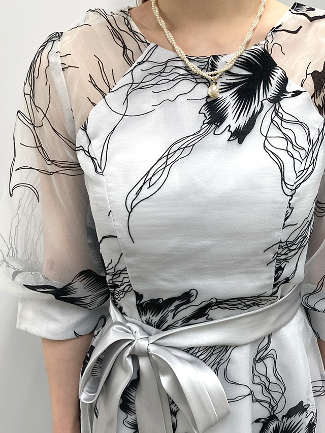 身長159cmスタッフMizuが着用するモノトーンフラワーシアーボリュームスリーブフレアパーティードレス 二次会 発表会(グレー)のディティール バストアップ画像