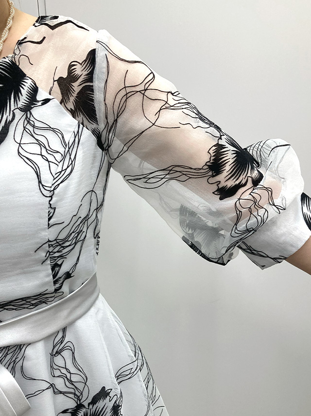 身長159cmスタッフMizuが着用するモノトーンフラワーシアーボリュームスリーブフレアパーティードレス 二次会 発表会(グレー)のディティール 袖口アップ画像